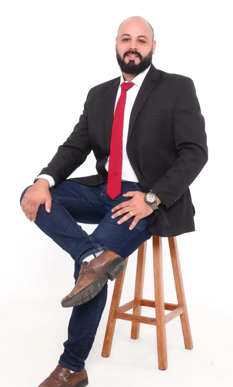 Dr. Tiago Nascimento sentado, em retrato profissional